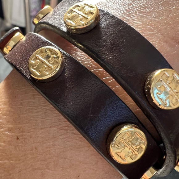 Tory Burch Double Wrap Logo Stud leather bracelet + gold-plated brass hardware. - Picture 4 of 7